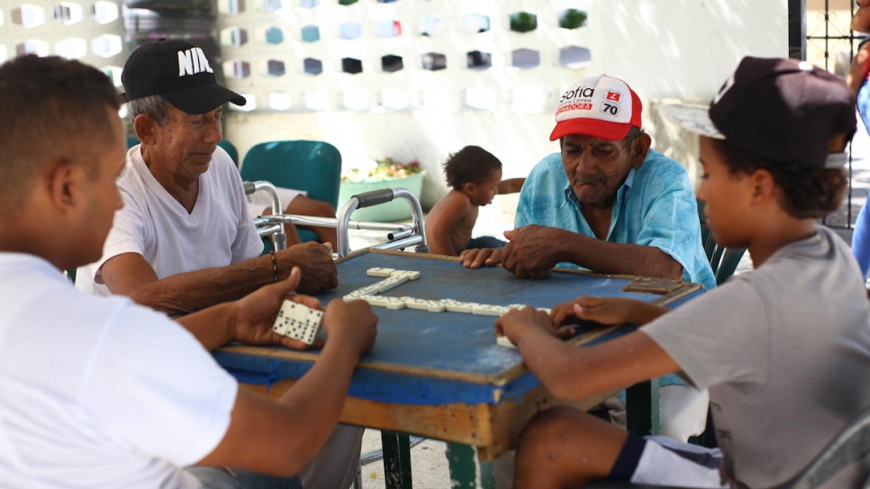 Colombiaanse ouderen en Venezolaanse vluchtelingen bieden elkaar steun in het Grandpa's verzorgingstehuis