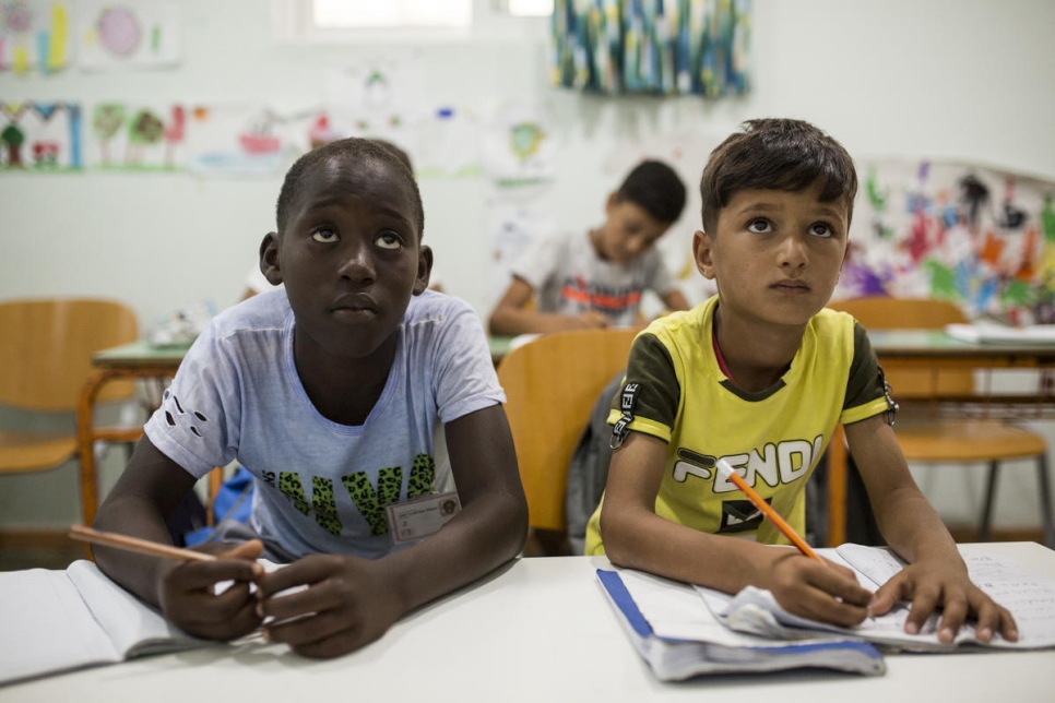 Kinderen die in het opvang- en identificatiecentrum Pyli wonen, leren Grieks in het niet-formele KEDU-opleidingscentrum op het eiland Kos, Griekenland. © UNHCR/Socrates Baltagiannis