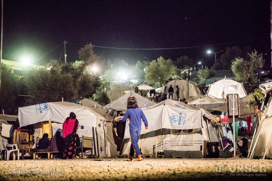 Asielzoekers worden geconfronteerd met gevaarlijk overvolle omstandigheden in Moria. © UNHCR/Gordon Welters