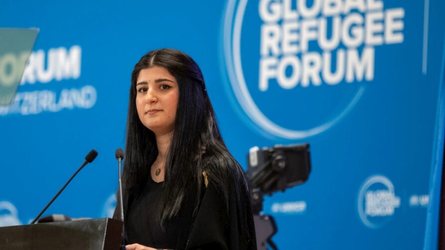 Aya Mohammed Abdullah, een voormalig Iraakse vluchteling die nu in Zwitserland woont, spreekt afgevaardigden toe op het Global Refugee Forum. © UNHCR/Andrew McConnell