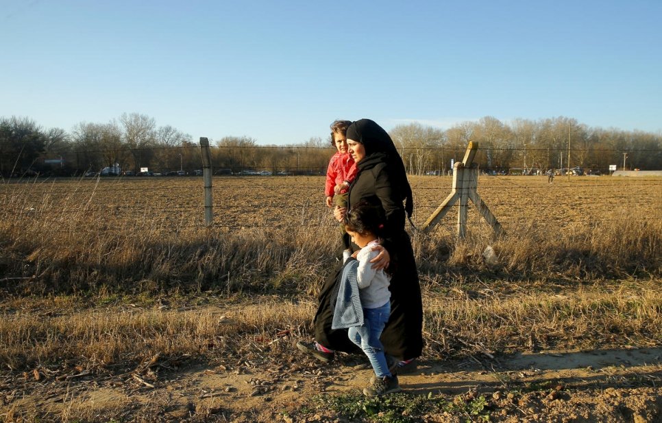 Een moeder en haar twee kinderen behoorden tot de duizenden vluchtelingen en migranten die de afgelopen dagen naar verluidt hun weg vonden naar de grens. © REUTERS