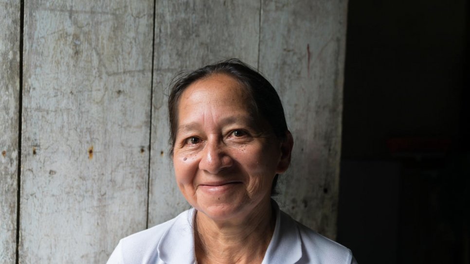 De 58-jarige Alba Pinto verloor haar man en drie kinderen in het Colombiaanse gewapende conflict en werd in 2005 ontheemd. Sindsdien heeft ze hard gewerkt om een ​​winkel voor schoolbenodigdheden en computerapparatuur te openen in Nueva Esperanza. © UNHCR / Ruben Salgado Escudero