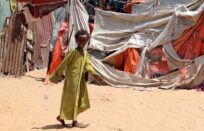 Conflicten en hevige overstromingen in Somalië dwingen duizenden mensen hun huizen te ontvluchten, midden in de strijd tegen COVID-19