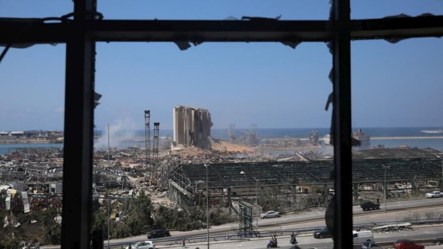 Door explosies beschadigde graansilo's in de verwoeste haven van Beiroet, vernietigd door de explosie op 4 augustus. © UNHCR/Houssam Hariri