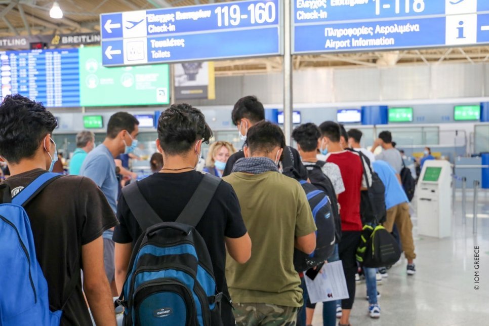 Een groep alleenstaande kinderen bereidt zich voor om in te checken voor hun vlucht van Athene naar Lissabon op 7 juli, in het kader van een EU-overplaatsingsregeling. © IOM/Christine Nikolaidou