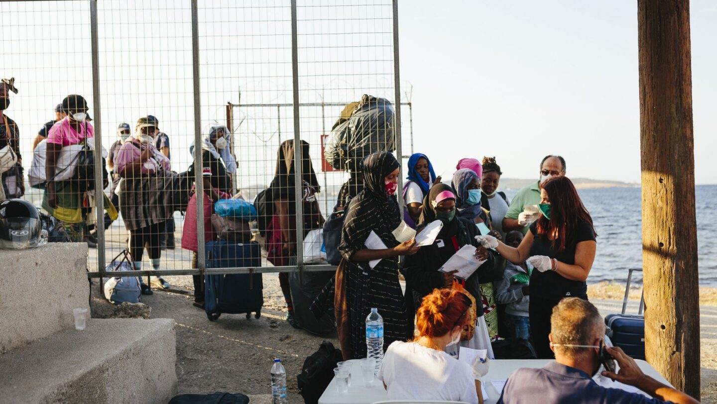 UNHCR ondersteunt asielzoekers op Lesbos met noodhulpmiddelen en onderdak nadat branden het asielzoekerscentrum van Moria op het Griekse eiland Lesbos hebben verwoest. © UNHCR