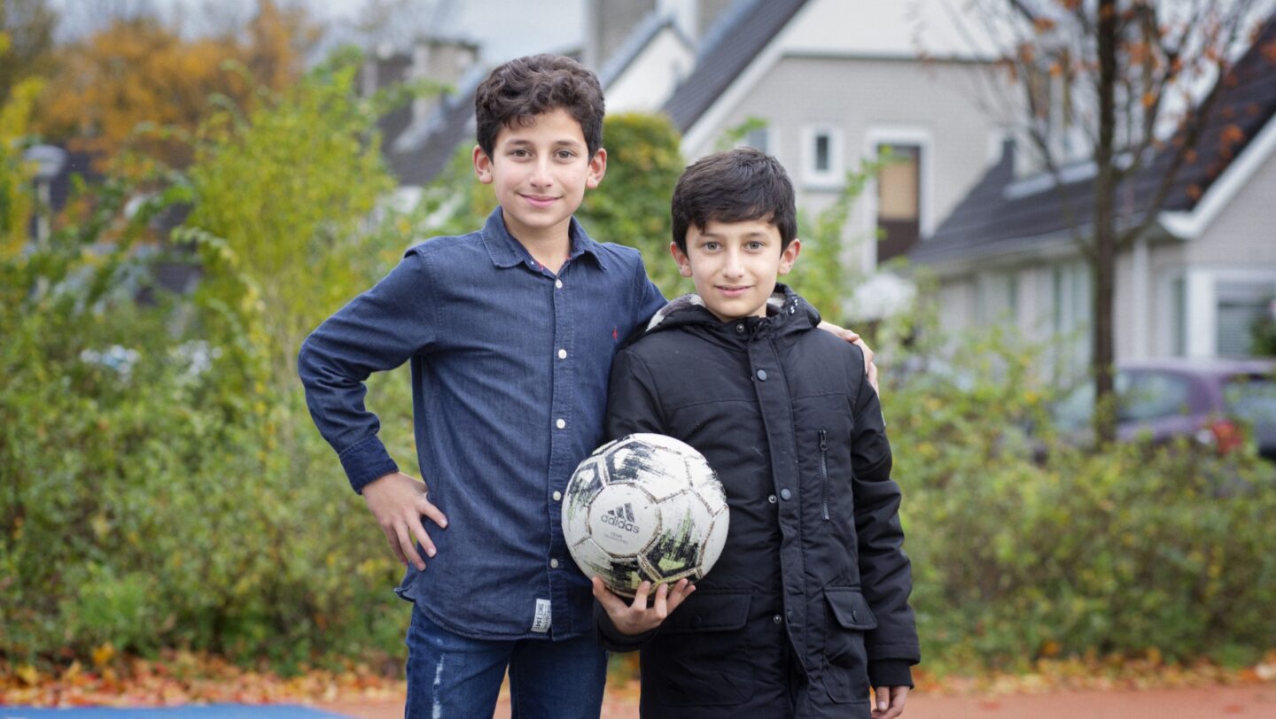 Amar en Bashar, buiten aan het voetballen. © UNHCR/Marieke van der Velden