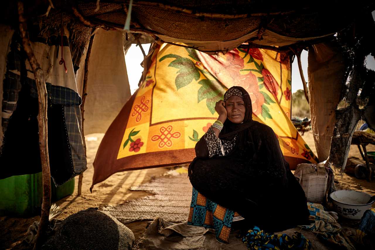Een ontheemde vrouw zit in haar tent in een kamp in Bagoundié, nabij Gao, Mali. © OCHA/Michele Cattani