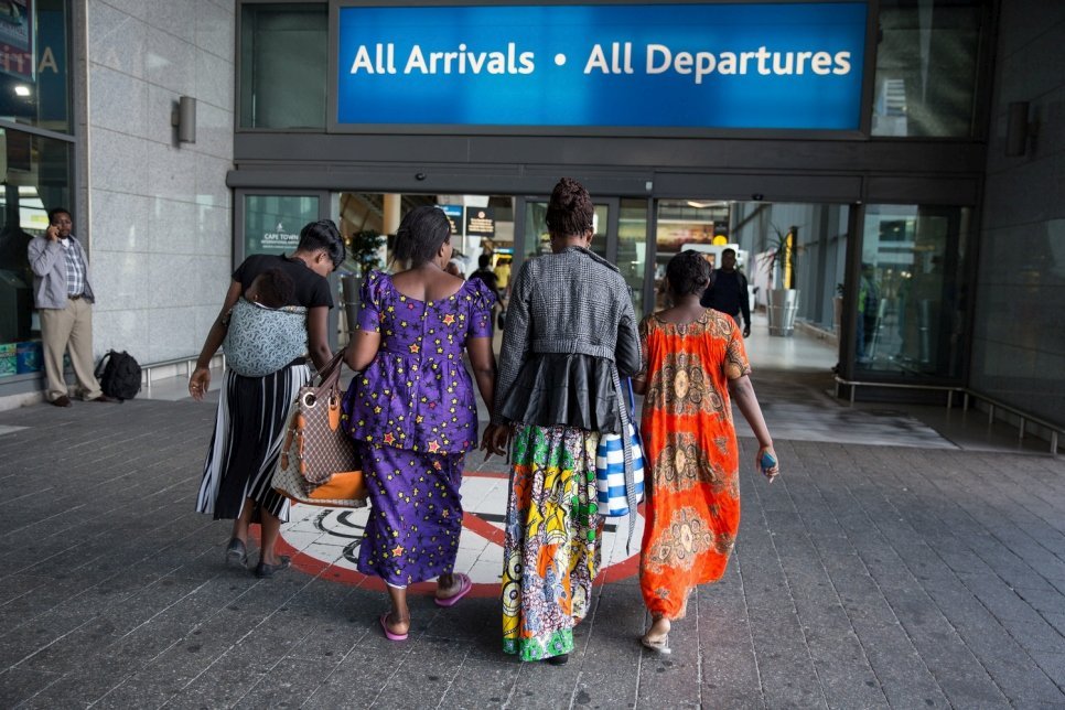 Een Congolese familie begint een nieuw leven in Frankrijk, Cape Town International Airport, Zuid-Afrika, maart 2017. © UNHCR/James Oatway