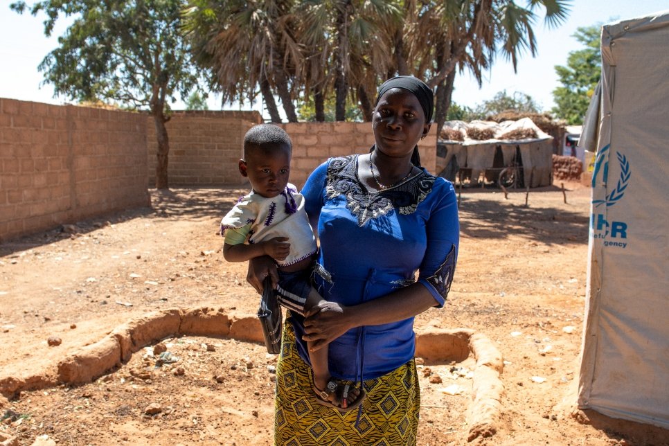 Burkinabe Mamouna Ouedraogo, 37, sloeg op de vlucht voor geweld en woont met haar schoonmoeder en zeven kinderen, waaronder de eenjarige Alexandre, in Kaya, Burkina Faso. © UNHCR/Anne Mimault
