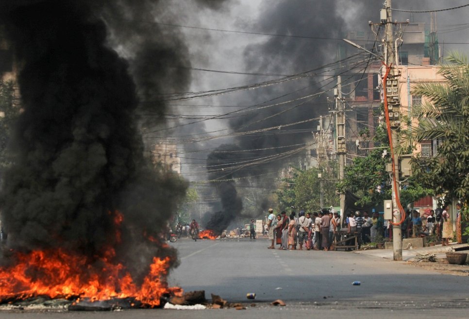 Banden branden op straat terwijl protesten tegen de militaire staatsgreep aanhouden, in Mandalay, Myanmar, 27 maart 2021. © REUTERS