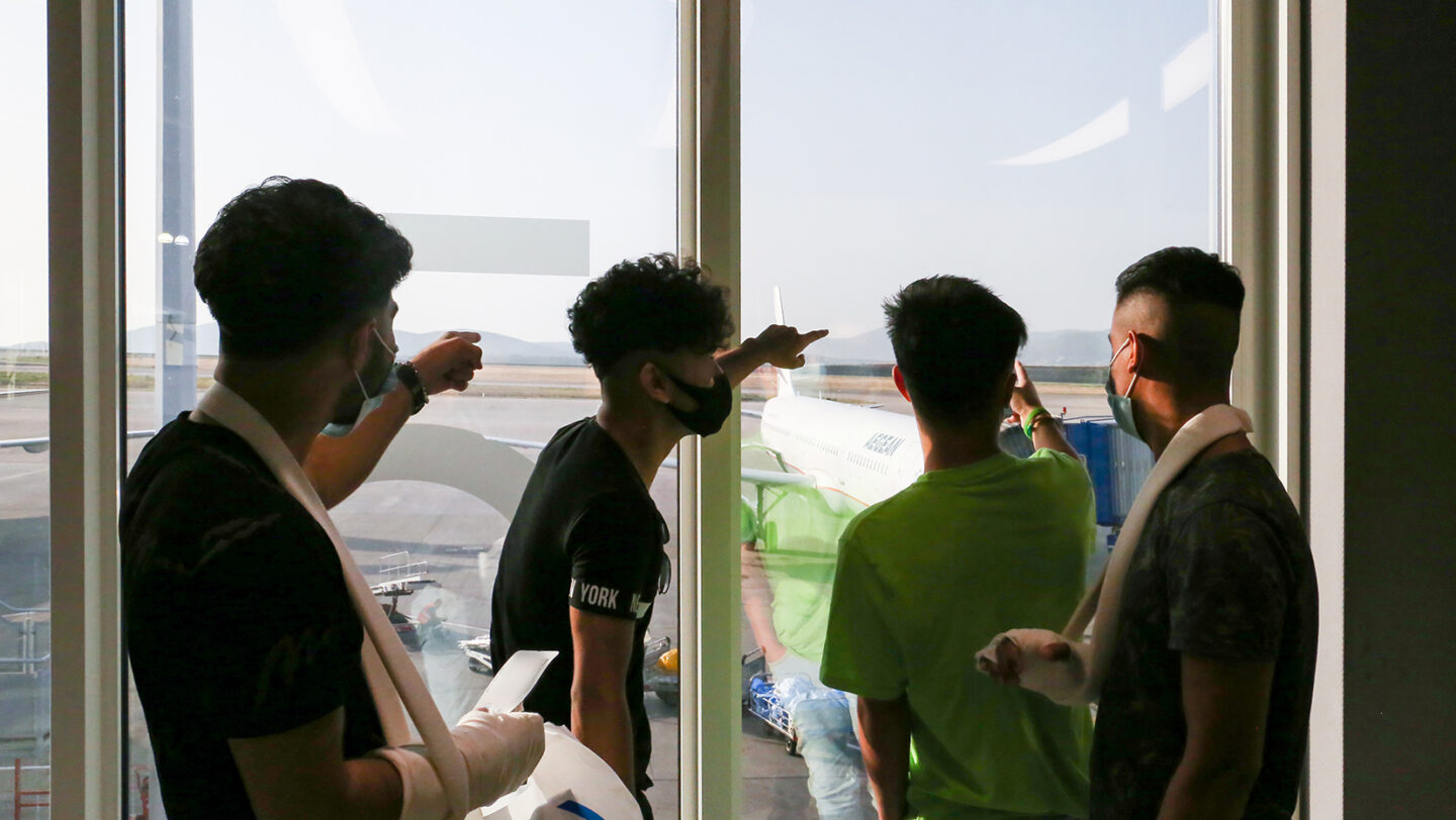 Jonge vluchtelingen wachten op de luchthaven van Athene op hun vlucht naar Frankrijk. © IOM