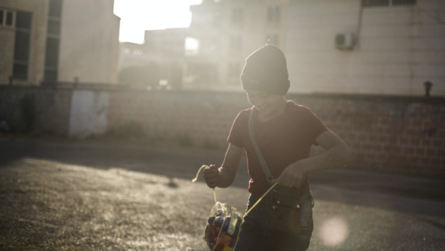Syrische jongen speelt in de straten van Beiroet