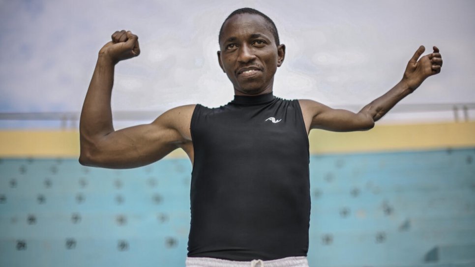 Parfait verloor een groot deel van zijn linkerarm door een ernstige schotwond tijdens een aanval op zijn geboorteplaats in Burundi toen hij zes was. © UNHCR/Anthony Karumba