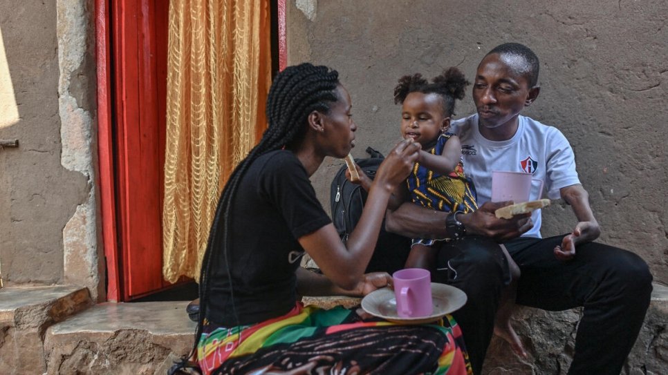 Parfait Hakizimana met zijn vrouw, Irene, en hun dochter in kamp Mahama. © UNHCR/Anthony Karumba