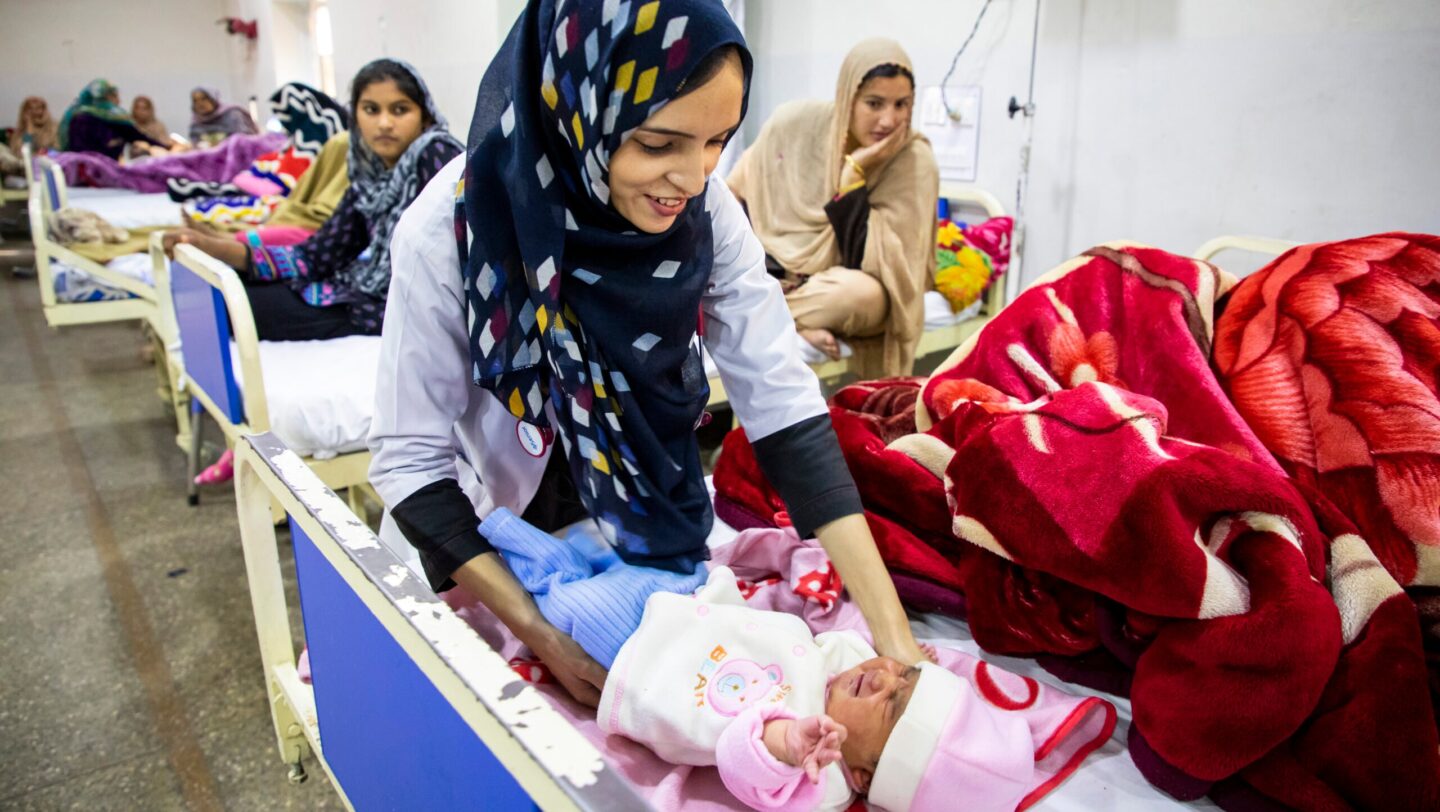 Saleema zorgt voor vrouwen en hun pasgeboren baby’s op de postnatale afdeling van het Holy Family ziekenhuis. © UNHCR/Roger ArnoldSaleema zorgt voor vrouwen en hun pasgeboren baby’s op de postnatale afdeling van het Holy Family ziekenhuis. © UNHCR/Roger Arnold