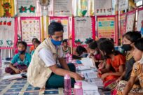 Rohingya- en Bengalese leraren werken samen om onderwijsproblemen in vluchtelingenkampen aan te pakken 