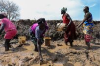 Ontheemde vrouwen in Zuid-Soedan werken om overstromingen tegen te houden