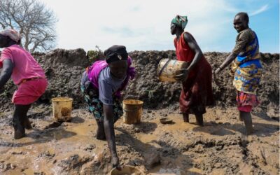 Ontheemde vrouwen in Zuid-Soedan werken om overstromingen tegen te houden
