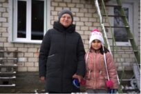 Oekraïense gezinnen vinden warmte in hun pas gerepareerde huizen