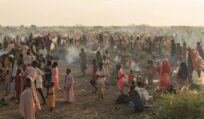 Na een jaar oorlog ontvluchten dagelijks nog altijd duizenden mensen Soedan