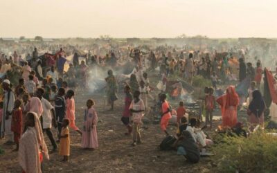 Na een jaar oorlog ontvluchten dagelijks nog altijd duizenden mensen Soedan