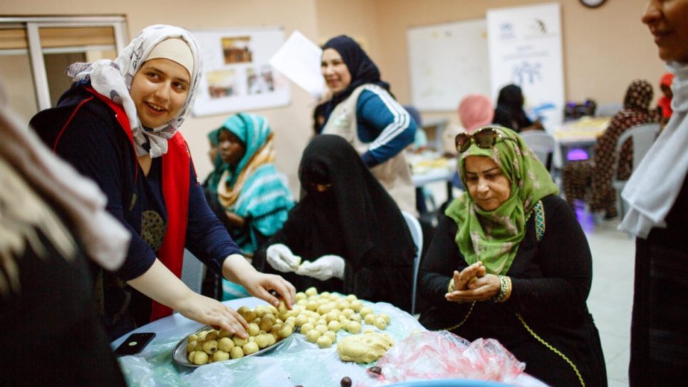 Een groep vluchtelingenvrouwen uit Irak, Jemen, Syrië en Soedan en Jordaanse inwoners maken ma'moul, een Arabisch snoepje voor Eiid. De snoepjes zullen worden uitgedeeld aan berooide gezinnen, vluchtelingen en Jordaniërs, in Amman, Jordanië. © UNHCR/Annie Sakkab