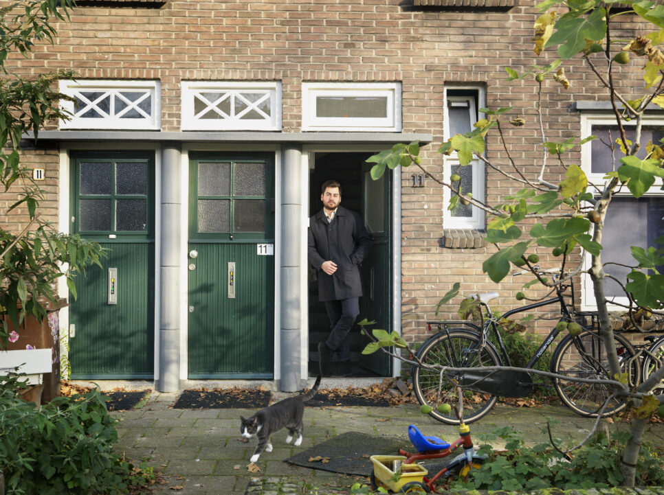 Aziz Kawak voor zijn huis in Utrecht. © UNHCR/Marieke van der Velden