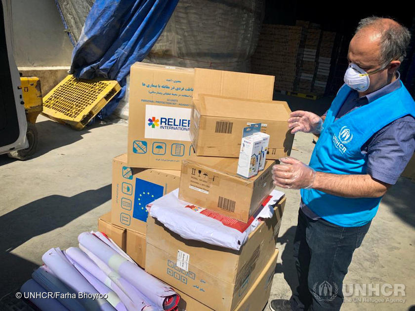 Het UNHCR-personeel verpakt hulpgoederen om te verspreiden onder vluchtelingennederzettingen in Iran, als onderdeel van de COVID-19-respons. © UNHCR/Farha Bhoyroo
