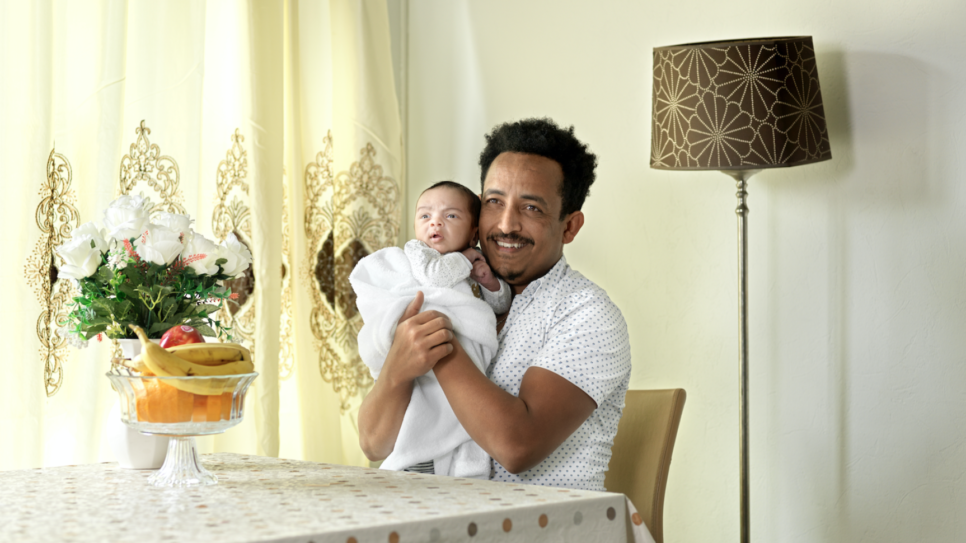Zem (34) uit Eritrea met zijn pasgeboren zoon Jonathan. © UNHCR/Marieke van der Velden