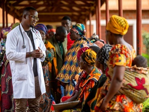Dr. Elia, der arbejder i Nyarugusu-flygtningelejren i Tanzania, er blevet trænet i forebyggelse og behandling af ikke-smitsomme sygdomme.