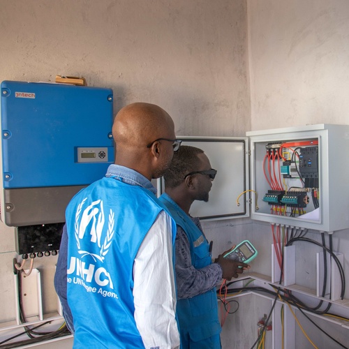 UNHCR staff at solar system in Mauritania
