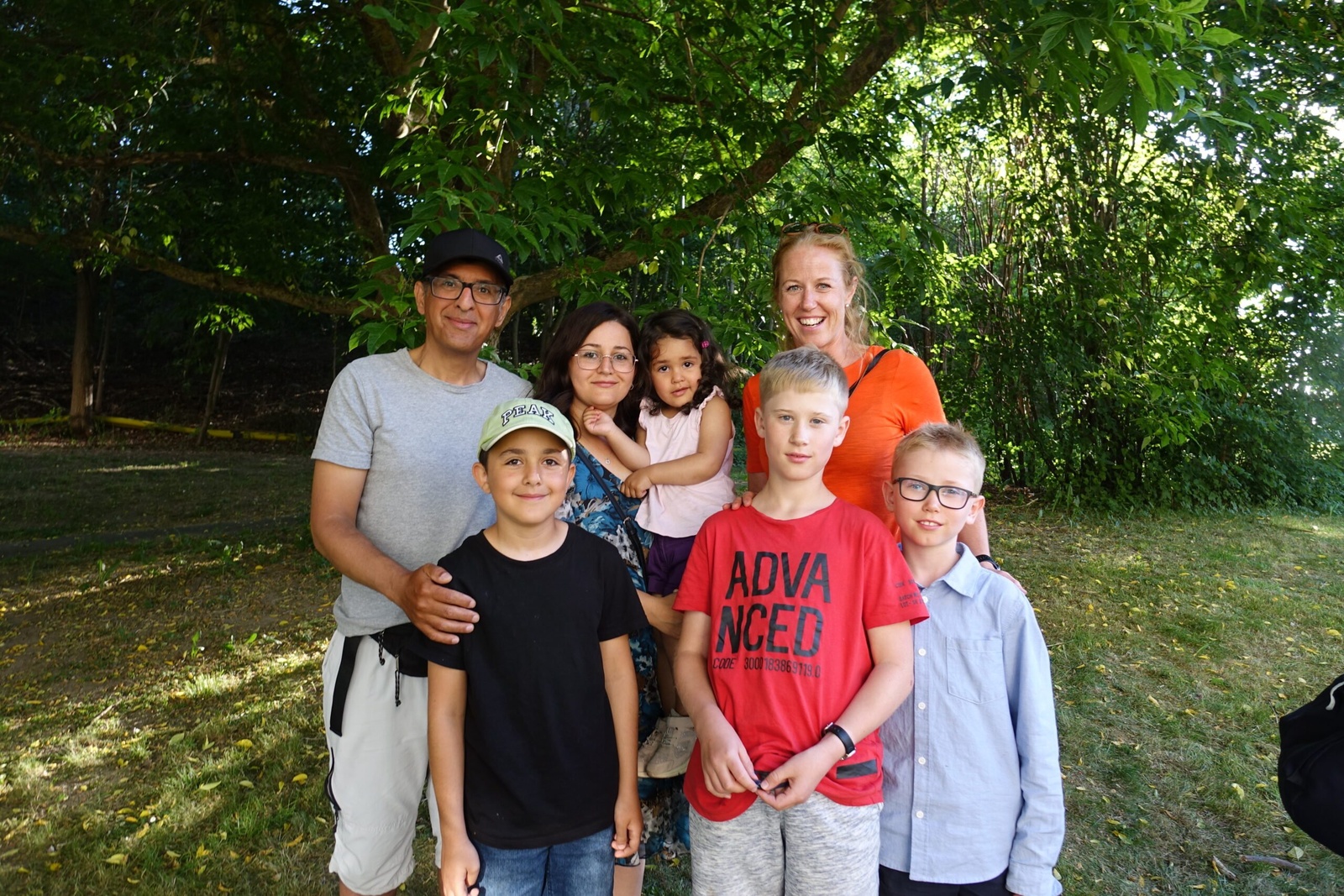Familjerna Ghafoor och Niregård. © UNHCR / Mikael Bjuremalm