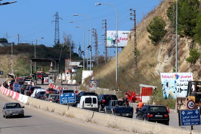 En kø af biler nær et check-point i det sydlige Libanon. Billedet viser, hvordan fordrevne mennesker er på vej tilbage til deres hjemområder efter annonceringen af våbenhvile.