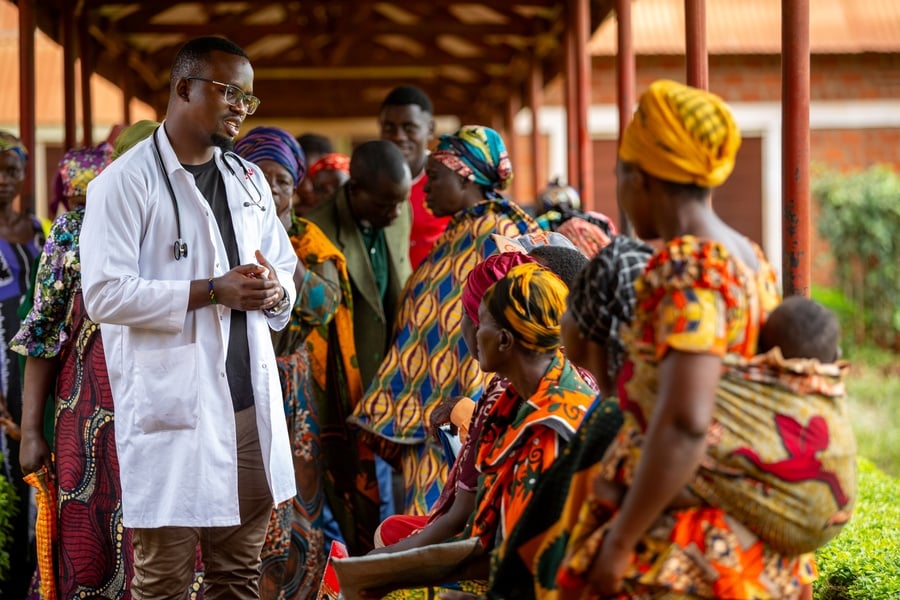 Dr. Elia, der arbejder i Nyarugusu-flygtningelejren i Tanzania, er blevet trænet i forebyggelse og behandling af ikke-smitsomme sygdomme.