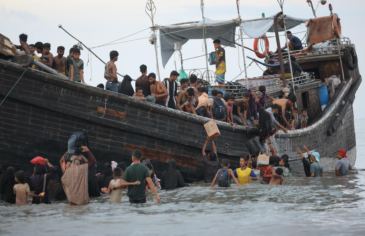 Rohingya-flygtninge går i land fra et fartøj i Ulee Madon i det nordlige Aceh i Indonesien i november 2023.