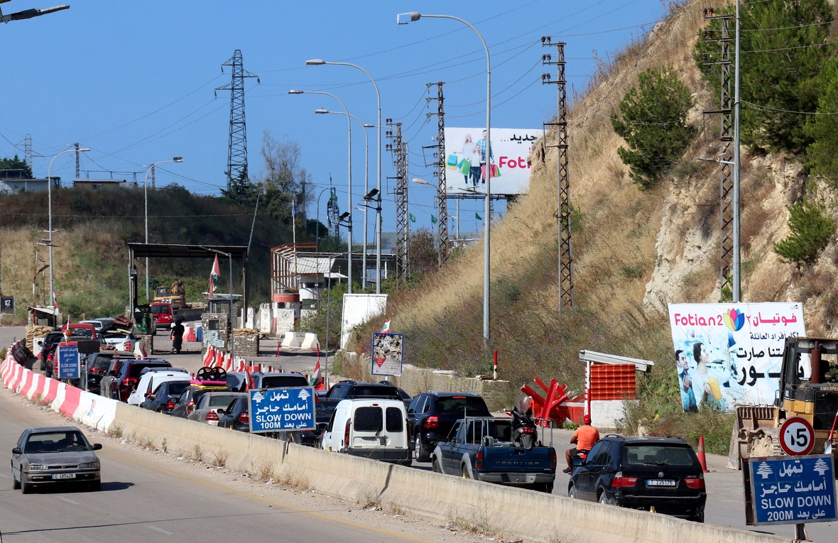 En kø af biler nær et check-point i det sydlige Libanon. Billedet viser, hvordan fordrevne mennesker er på vej tilbage til deres hjemområder efter annonceringen af våbenhvile.