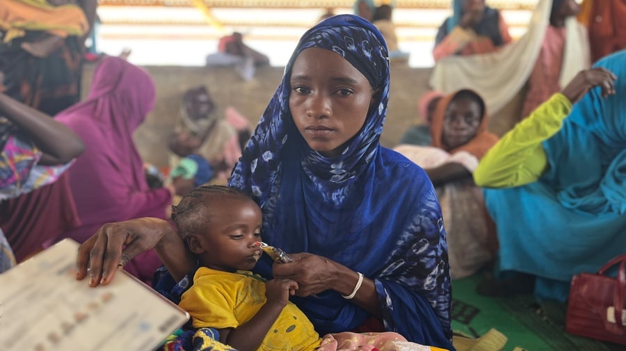 Mor med barn i UNHCRs sundhedsklinik i Tchad ved grænsen til Sudan