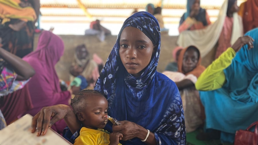 Mor med barn i UNHCRs sundhedsklinik i Tchad ved grænsen til Sudan