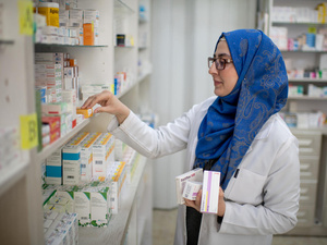 Salam AlHariri, 26, is a Syrian refugee and pharmacist in Jordan. A DAFI scholarship graduate from the University of Jordan in 2018, she has since been training in a local community pharmacy in Amman. 