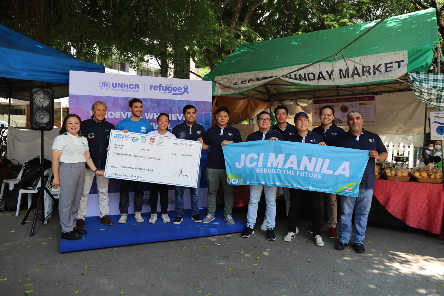 Crowd taking a photo