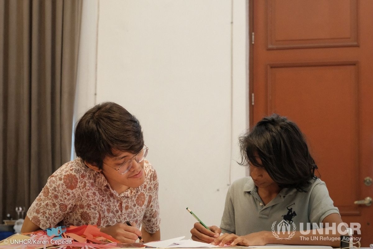 Barcelon observes a participant’s drawing