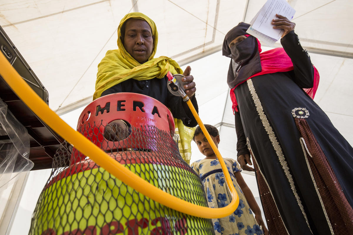 Bangladesh. Bottled gas scheme eases fuel crisis for Rohingya refugees