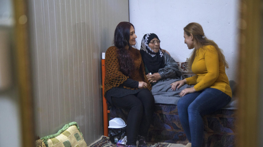 Syrian refugee Falak Selo (right), a trained community worker with UNHCR's mental health and psychosocial support unit, provides counselling at a refugee shelter in Akre, northern Iraq