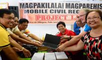 UNHCR launches free mobile civil registration in Haiyan-affected areas