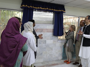 Ms. Philippa Candler, UNHCR Representative in Pakistan, unveiling the plaque at Bolan Medical Complex in Quetta.