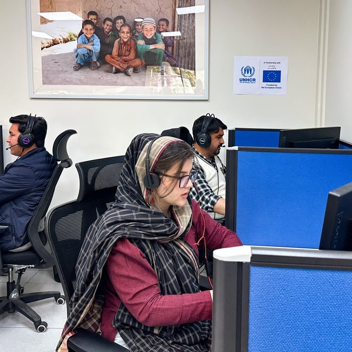 Sumaiya, UNHCR Helpline agent receiving calls from Afghan refugees. 