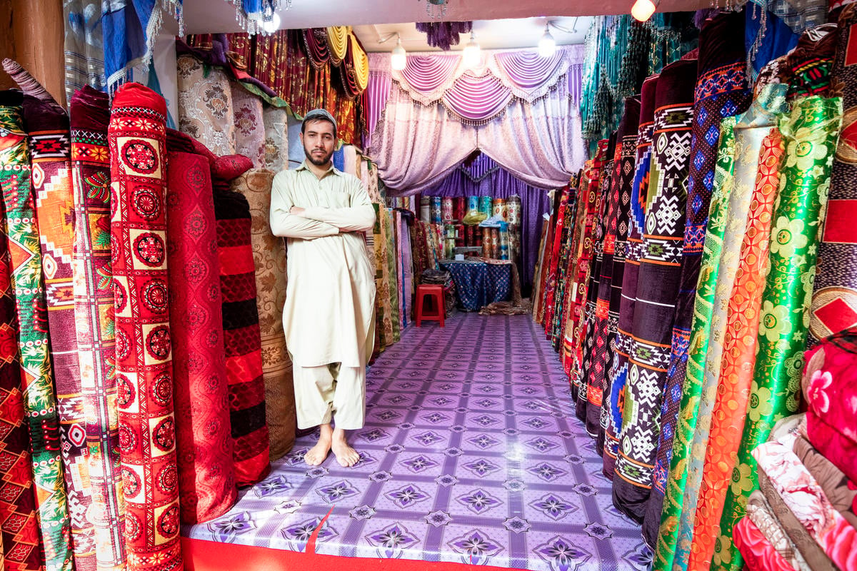 Pakistan. Afghan refugees benefit from law allowing them to open bank accounts