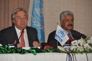 The UN High Commissioner for Refugees António Guterres and Federal Minster for States & Frontier Regions, Lt. General (R) Abdul Qadir Baloch addressing a press conference in Islamabad. © UNHCR/A. Shahzad