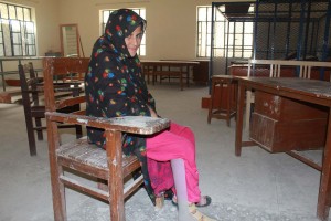 Samina gets her new artificial limb at OPPC in Quetta. UNHCR/J.Tareen
